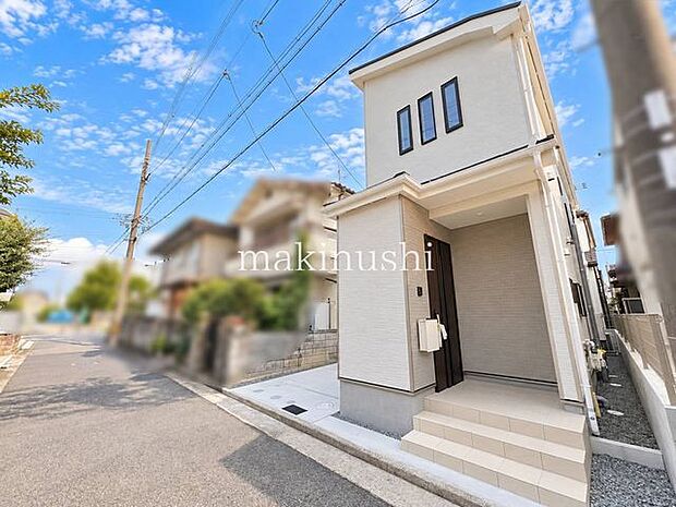 ・前面道路との高低差が無く、交通量も少ないので日々の車の出し入れも安心です。