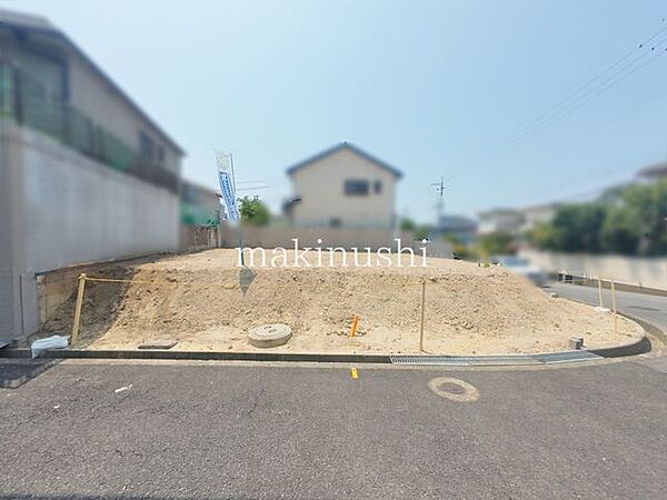 前面道路含む外観現況更地の角地につき、開放感のある魅力的な土地です。建築条件はございませんので、お好きなハウスメーカーや工務店で、ご家族の理想に合わせた自由な住まいづくりをご検討いただけます。