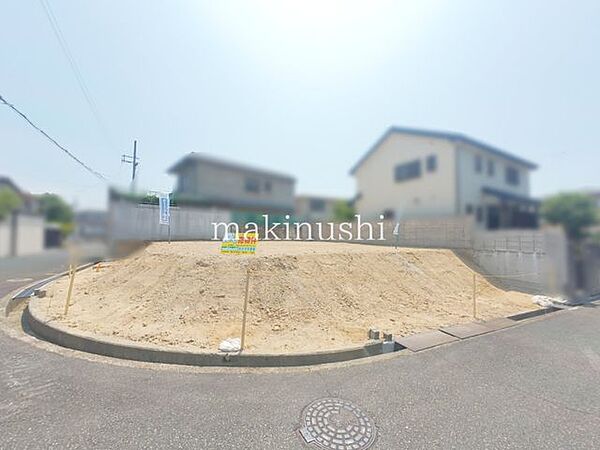 前面道路含む外観閑静な住宅地に位置する、土地約63.43坪のゆとりある敷地です。現況更地の角地につき開放感があり、建築条件もございません。お好きなプランで理想の住まいづくりをご検討いただけます。