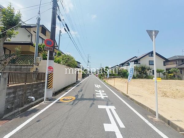 前面道路含む外観第一種低層住居専用地域に指定された、落ち着いた住環境が魅力のエリアです。高い建物が少なく、穏やかな街並みが広がります。ゆとりある暮らしを実現したい方におすすめの住宅地です。