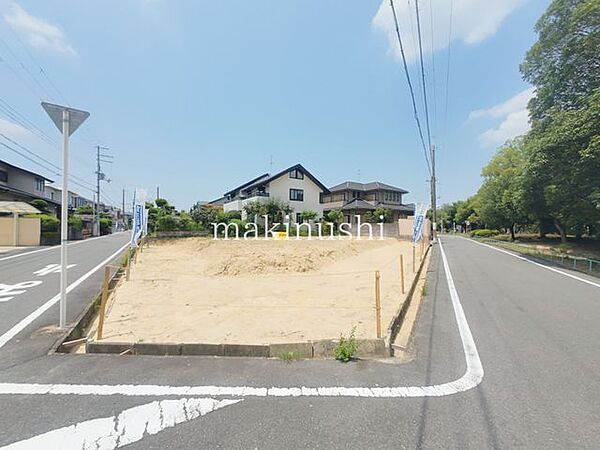 前面道路含む外観閑静な住宅地に位置し、周辺は落ち着いた街並みが広がっています。静かで穏やかな環境の中、ご家族でゆったりとした暮らしを楽しめます。日々の生活に心地よい安らぎを与えてくれる住環境です。