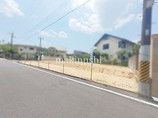 前面道路含む外観富田林市高辺台1丁目の売土地。更地につき建築プランを検討しやすく、建築条件はございません。土地面積は約111.84坪のゆとりある敷地で、第一種低層住居専用地域の閑静な住宅街です。
