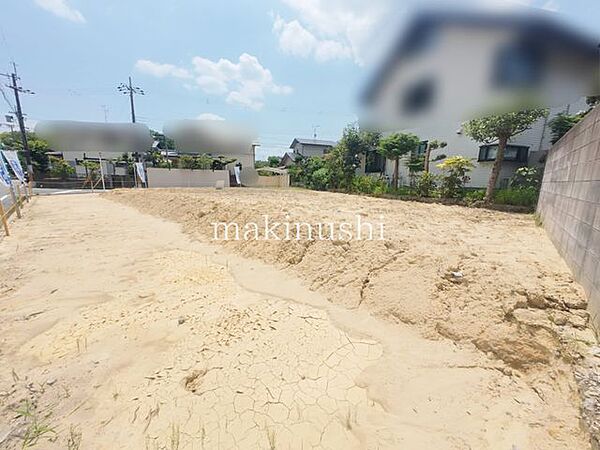 土地写真小学校・中学校が徒歩10分以内にあり、お子様の通学にも安心な住環境です。毎日の登下校の負担が少なく、子育て世帯にも嬉しい立地。学校が身近にある、安心して暮らせる街です。