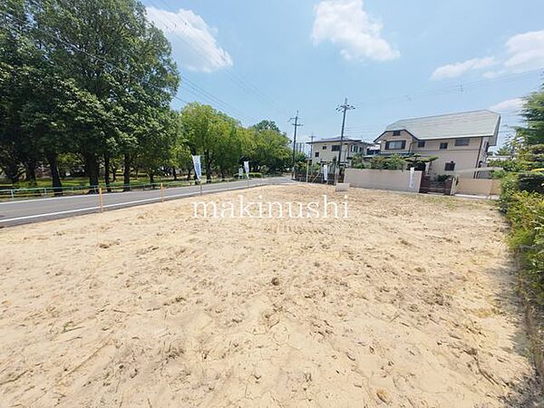 土地写真近くに公園があり、お子様の遊び場やご家族のお散歩コースとして利用できます。緑を身近に感じながら、のびのびとした時間を過ごせる環境です。子育て世帯にも嬉しい、穏やかな住環境です。