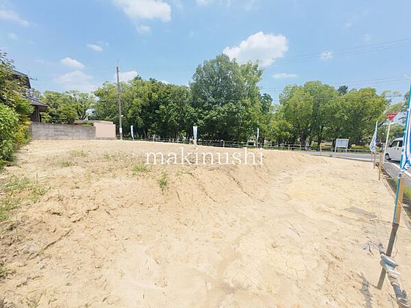 土地写真建築条件付き土地ではございませんので、お好きなハウスメーカーや工務店をお選びいただけます。ご家族のライフスタイルやこだわりに合わせた、自由な間取りや理想の住まいづくりを実現できます。