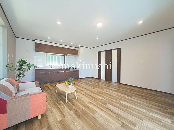 LDK　約14.5帖多灯照明は、複数の照明を組み合わせることで、お部屋全体を明るく演出できます。用途に合わせて照明を調整でき、快適でおしゃれな空間づくりが可能です。