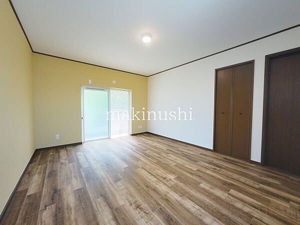 2F寝室　約8.0帖バルコニーに面した明るいお部屋で、自然光をたっぷり取り込める快適な空間です。風通しも良く、開放感を感じながら心地よい時間をお過ごしいただけます。牧主住宅開発　北野田店まで