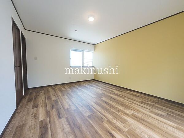 2F寝室　約8.0帖2面採光の明るいお部屋で、たっぷりの自然光と爽やかな風を取り込めます。窓を開けて換気もしやすく、快適で心地よい空間を実現したお部屋です。牧主住宅開発　北野田店まで