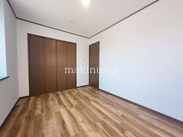 2F子供部屋　約6.0帖全室フローリング仕様で、お手入れも簡単。ちょっとした汚れならモップなどでサッと拭き取ることができ、毎日の掃除の負担を軽減できる快適な住まいです。牧主住宅開発　北野田店。