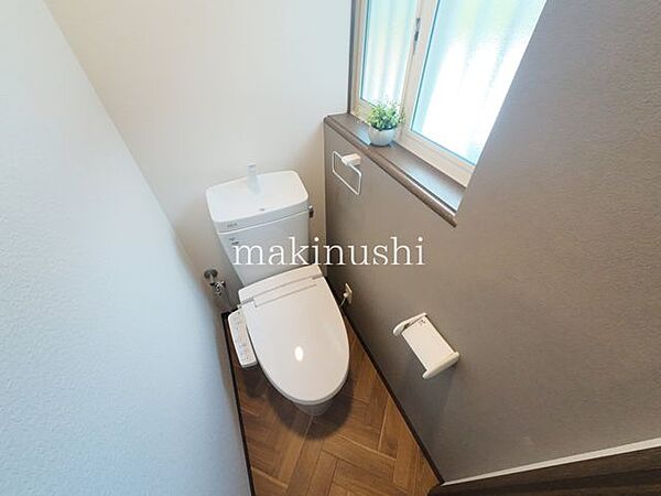 トイレトイレは1階と2階の2か所に設置されており、忙しい朝の時間帯にも便利です。ご家族が快適に暮らせる、使い勝手の良い間取りとなっています。