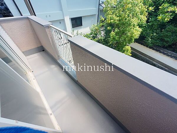 バルコニー寝室に面したバルコニーで、毎日の洗濯物干しにも便利な動線です。朝の光や心地よい風を感じられる開放的な空間で、快適な暮らしをサポートします。ご質問は牧主住宅開発　北野田店まで