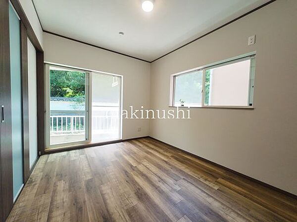 1F洋室　約6.0帖二面採光の明るいお部屋で、自然光がたっぷり差し込み開放感があります。風通しも良く、心地よい空間で快適な毎日をお過ごしいただけます。ご質問等は牧主住宅開発　北野田店まで