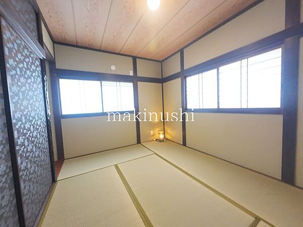 和室　約6.0帖落ち着きと安らぎを感じられる和室。畳の心地よい感触が魅力で、客間やくつろぎの空間として多目的に活用できます。心和むひとときを過ごせるお部屋です。牧主住宅開発　北野田店まで