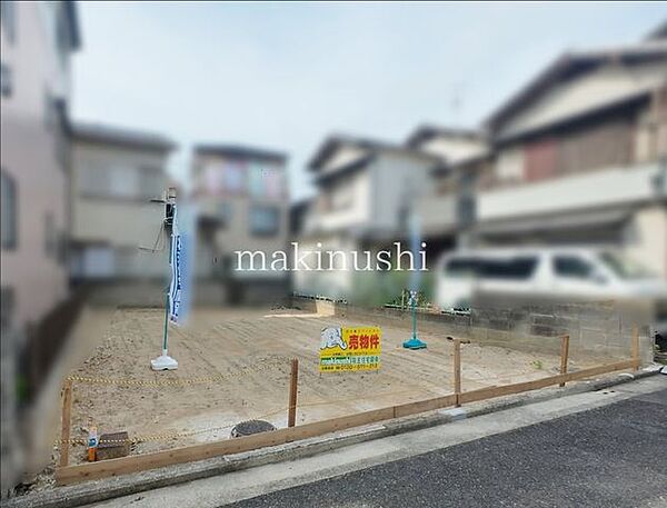 前面道路含む外観前面道路は公道で、幅員約4.7ｍございます。適度な道路幅が確保されており、車の出入りもしやすい環境です。建築計画の際にも検討しやすい立地です。
