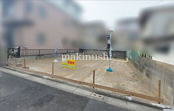 前面道路含む外観前面道路との高低差がなく、スムーズな車の出入りが可能です。交通量も少ないため、日々の駐車やお車の利用も安心していただける住環境です。快適な暮らしをサポートする立地です。