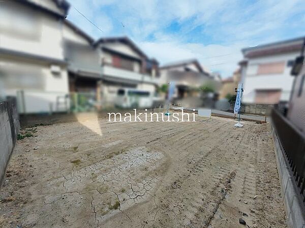 現況写真現況更地の売土地です。南向きで陽当たりが期待でき、建築条件はございません。土地面積は約25.82坪あり、お好きなハウスメーカー・工務店で理想の住まいを建築いただけます。