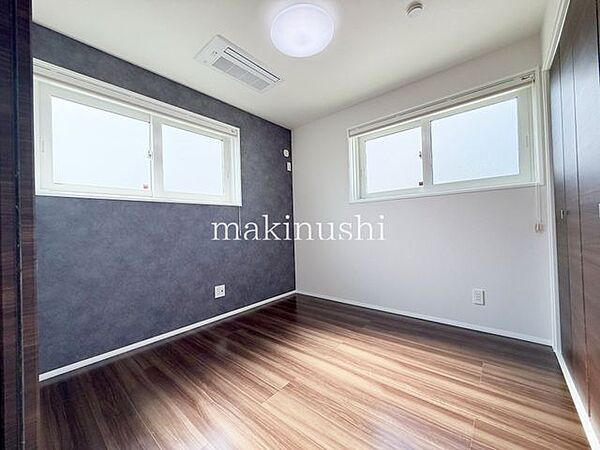 子供部屋　約4.5帖お子様のいるご家庭にも安心な腰高窓を採用しています。手が届きにくい高さに設置することで安全性に配慮しながら、室内に自然光を取り入れ、明るく快適な住空間を演出します。