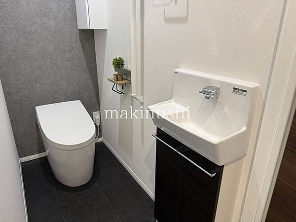 トイレ1階・2階の両階にトイレを設置。忙しい朝の時間帯にも便利で、夜間の使用時も階段の上り下りを減らせる、快適な暮らしに配慮した住まいです。
