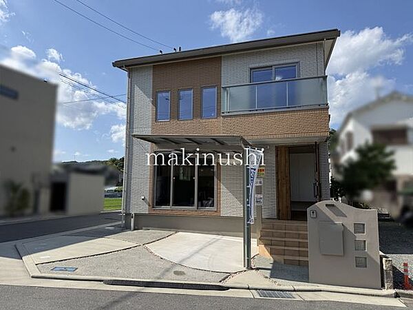 駐車場前面道路との高低差が少ないため、車の出し入れがしやすく毎日の駐車も安心です。スムーズな動線で、お出かけや帰宅時の負担を軽減できる、暮らしやすさに配慮した住環境です。