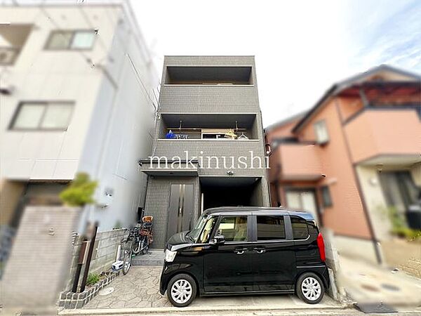 外観キレイな外観が魅力の住まいです。道路から入り込んだ立地のため、車の往来も少なく落ち着いた住環境。小さなお子様がいるご家庭にも安心の住まいです。