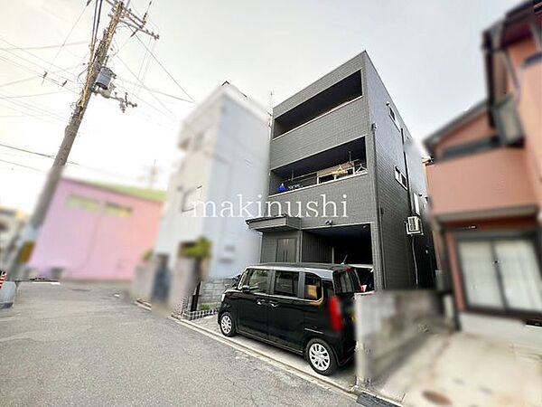 前面道路含む外観前面道路との高低差がなく、お車の出し入れもスムーズです。交通量も少ないため、毎日の通勤やお買い物などでのお車利用も安心していただける住環境です。