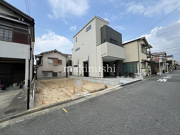 前面道路含む外観現況は更地ですが、建築の進捗状況や現地の様子を随時写真で更新してまいります。また、現地でのご説明も承っておりますので、お気軽にお問い合わせください。