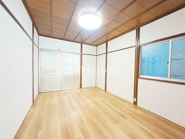 ・陽光でリビングは陽だまりの暖かさ、爽やかな風も満喫できる心地よい空間です。