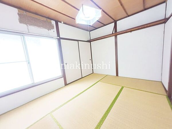い草の香る和室はのんびりと寛げる空間趣味のお部屋や来客スペースにも使えます。