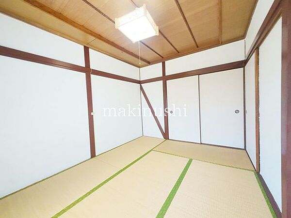 和室布団を敷けばしっかり寝室として使え、客間としてもきちんとした印象になります。また、畳のやわらかさがあるので小さなお子様の遊び場やお昼寝スペースにも安心です