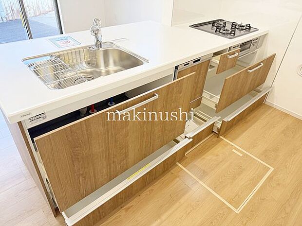 キッチン収納豊富なシステムキッチンで、調理器具や食器、調味料などをすっきり整理できます。必要なものを取り出しやすく、キッチンまわりを広く使えるのも魅力。収納力と使いやすさを兼ね備えております。