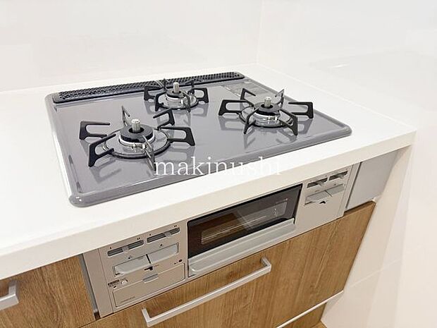 キッチン煮込み料理や炒め物など、複数の調理を同時に進められる三口コンロを備えています。毎日の料理を効率よく進められるため、忙しい方にも嬉しい設備。調理時間の短縮にもつながりますね。