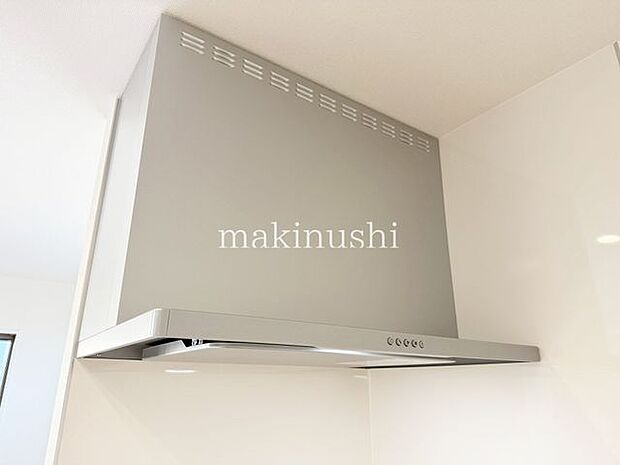 キッチン静かなシロッコファンを搭載したキッチンです。調理中に発生する煙や油煙をしっかり集め、効率よく換気できます。さらにお手入れもしやすく、毎日のキッチン掃除の負担を軽減してくれます。
