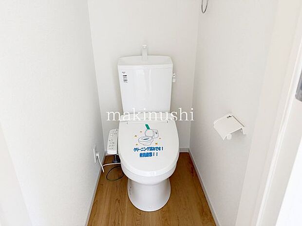 トイレトイレは1階と2階の2か所に設置されています。各階にあるため、階段の上り下りを減らせて便利です。窓も設けられており、自然光を取り入れながら換気もできる、明るく清潔感のある空間です。