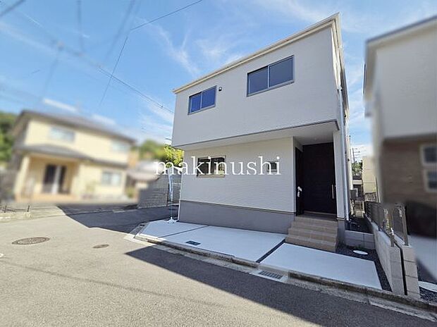 前面道路含む外観完成済みの物件ですので、実際の室内や設備、間取りの広さなどをゆっくりご確認いただけます。お客様のご都合に合わせてご案内が可能です。牧主住宅開発 北野田店まで