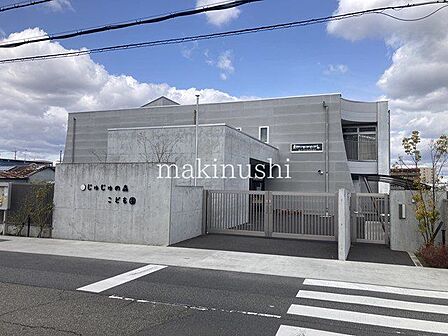 じゅじゅの森こども園 徒歩7分。 560m