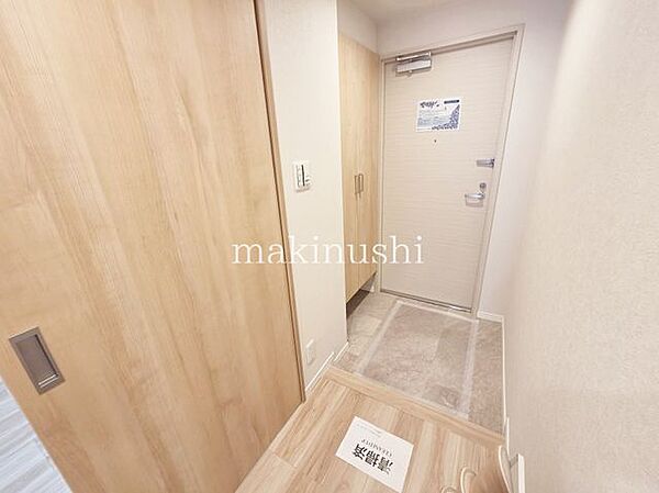 ・収納力のあるシューズボックスで玄関はスッキリ。鏡付きなので毎朝、身だしなみもチェックできますね。