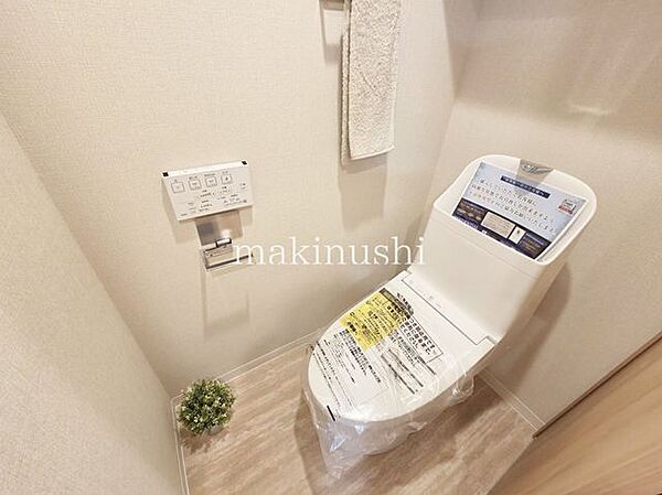・快適な温水洗浄便座付きのトイレです。毎日使うトイレが綺麗だと嬉しいですね。