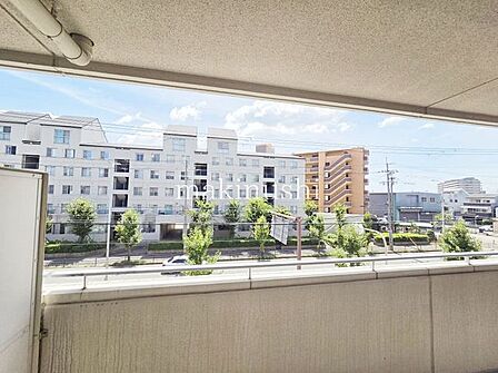 南側の眺望です。建物の間隔があるので陽光が入って明るく温かいです。