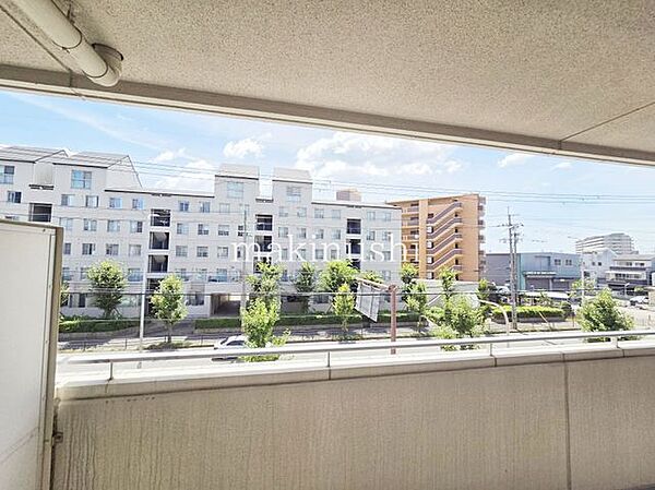 南側の眺望です。建物の間隔があるので陽光が入って明るく温かいです。