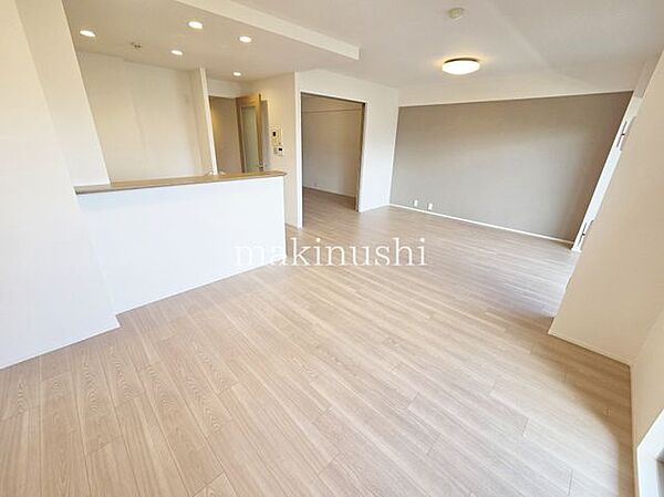 リビングリフォーム済でピカピカです。対面キッチンなので家事の間も家族とお話しやすいです。