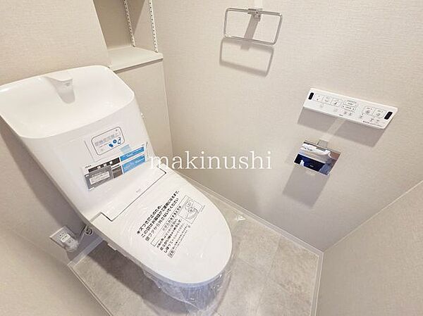 ・快適な温水洗浄便座付きのトイレです。毎日使うトイレが綺麗だと嬉しいですね。