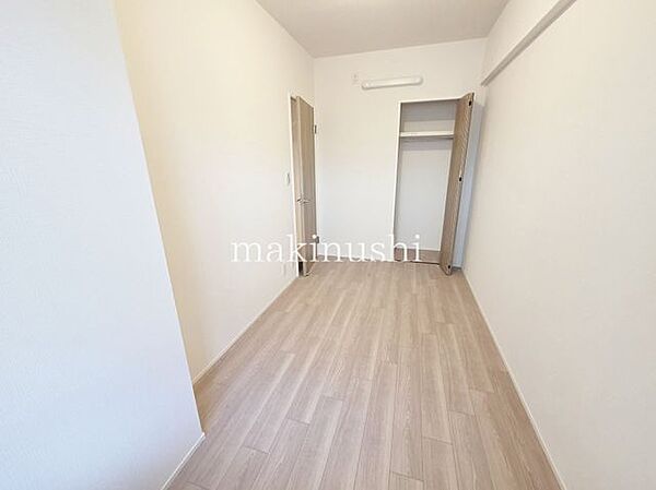 子供部屋　約5.1帖クローゼット付きの洋室で、お気に入りの洋服もたっぷり収納できます。収納ボックスなどを組み合わせれば、衣類だけでなく小物や季節用品も整理でき、すっきりとした快適な空間を保てます。