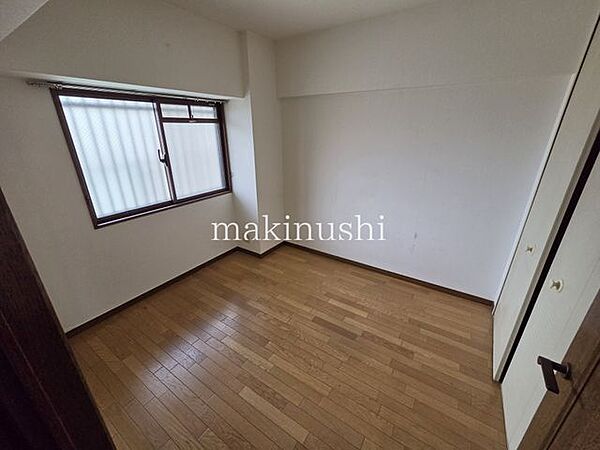 明るい洋室です。寝室にもお子様のお部屋にもご利用頂けます。