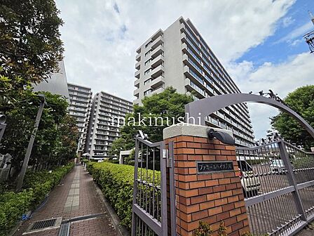 駅徒歩約2分 緑の多いマンションです。この場所から振り返ればホームが見えます。