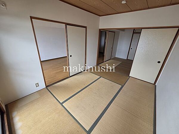 来客用・お子様のお昼寝スペース・コタツ専用スペースと活躍しそうなお部屋です。