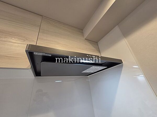 キッチンシロッコファンを搭載したキッチンで、調理中の煙やにおいをしっかり集めて効率よく換気します。動作音も比較的静かで、快適にお料理を楽しめます。お手入れもしやすいですね
