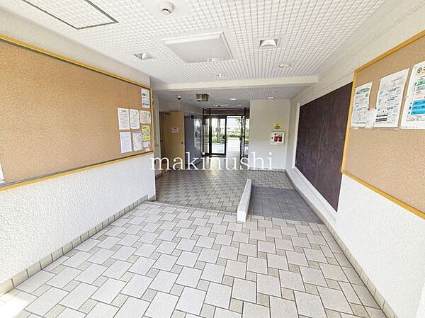 お住まいの方が挨拶を交わす風通しの良いエントランス。