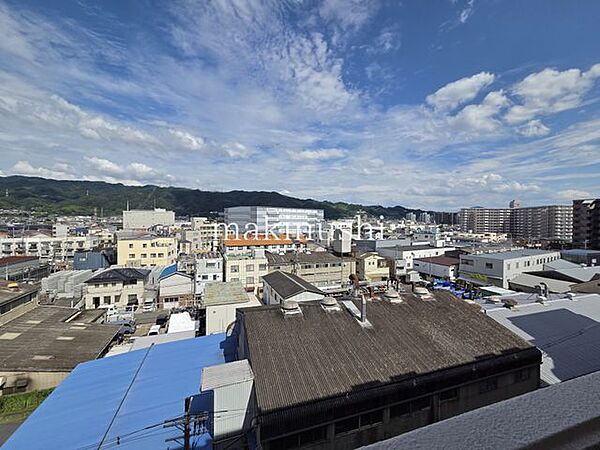 東側の眺望です。山と街並みを見渡せます。