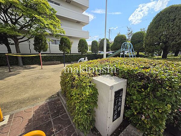 その他現地エクセラート八尾に隣接する志紀町南2丁目公園。お住まいからすぐに立ち寄れる身近な公園で、お子様の遊び場やお散歩、気分転換にも便利です。緑や開放感を感じながら、ゆったり過ごせるスポットです