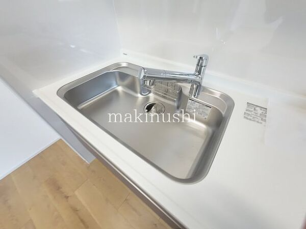 キッチン大きめのシンクを採用した使いやすいキッチンです。大きな鍋や調理器具も洗いやすく、毎日のお料理や片付けを快適にサポートします。実用性とゆとりを兼ね備えた嬉しい設備です。